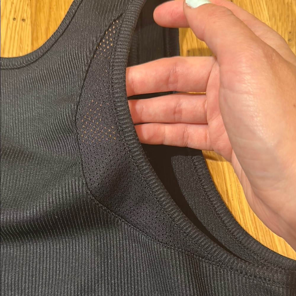 LAST ONE Under Armour Women’s HeatGear Tank Top - Picture 6 of 6